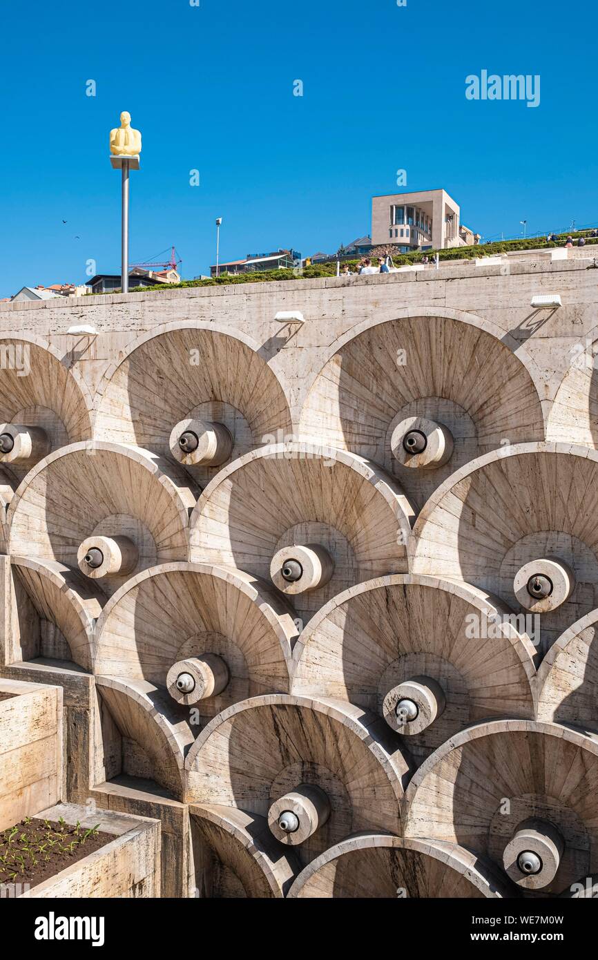 Armenien, Yerevan, die Kaskade in den 70er Jahren, riesige Treppe mit 572 Stufen mit terrassenförmig angelegten Gärten, Brunnen und Skulpturen mit Blick über die Stadt und den Berg Ararat gebaut, Zentrum Aznavour im Hintergrund Stockfoto