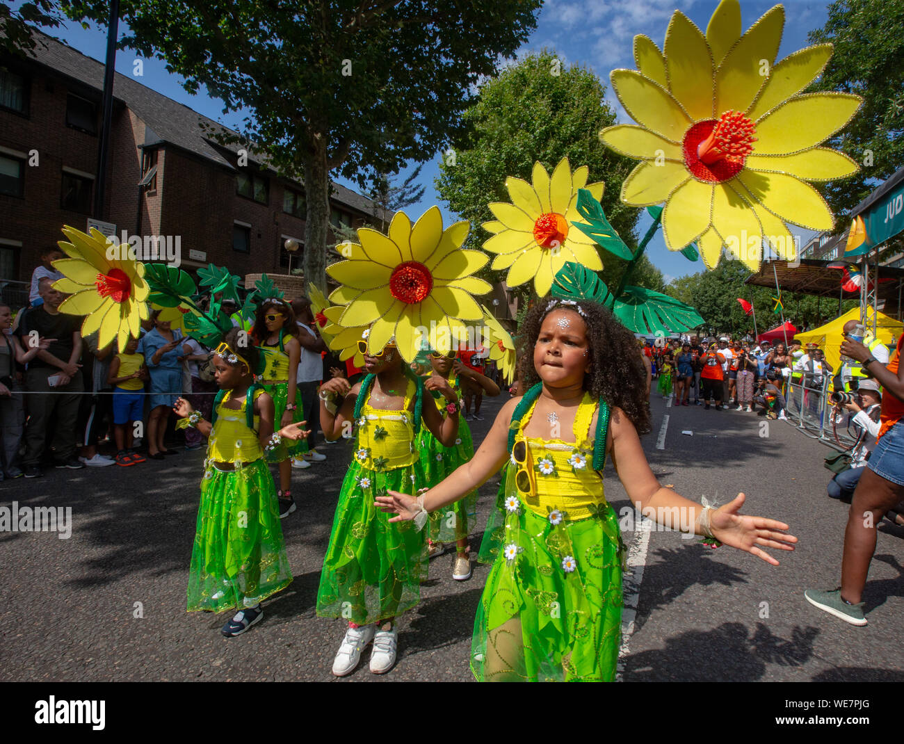 Bunte Kostüme auf der Notting Hill Carnival, feiert der karibischen Kultur. Es zieht sich über 2 Millionen Menschen jährlich. Stockfoto