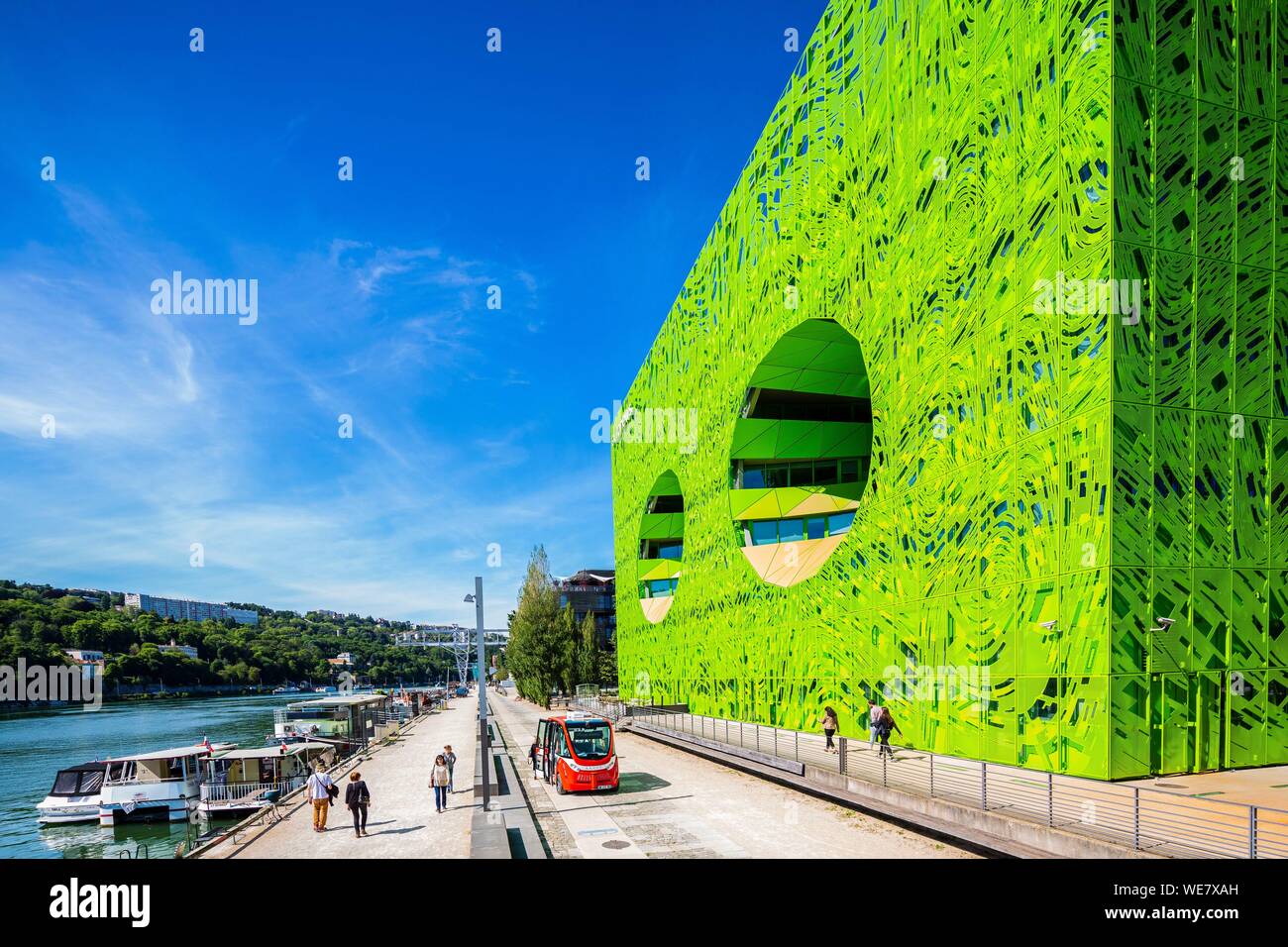 Frankreich, Rhone, Lyon, La Confluence Bezirk südlich der Presqu'ile, nahe der Mündung der Rhone und der Saone, quai Rambaud entlang der ehemaligen Docks, der Cube Vert von den Architekten Dominique Jakob und Brendan Mac Farlane und Navly, autonome Minibus ohne Fahrer Stockfoto