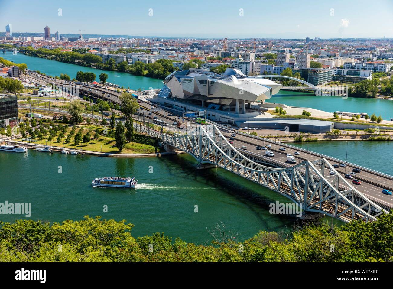 Frankreich, Rhône (69), Lyon, Ortsteil La Confluence im Süden der Halbinsel, Ersten Französischen Viertel zertifiziertes nachhaltiges vom WWF, mit Blick auf die Eisenbahn- und Straßenbrücken Der Mulatiere, das Museum von Confluences, Museum der Wissenschaften und Unternehmen am Zusammenfluss der Rhône und der Saône, die incity Turm und die Kreide entfernt Stockfoto