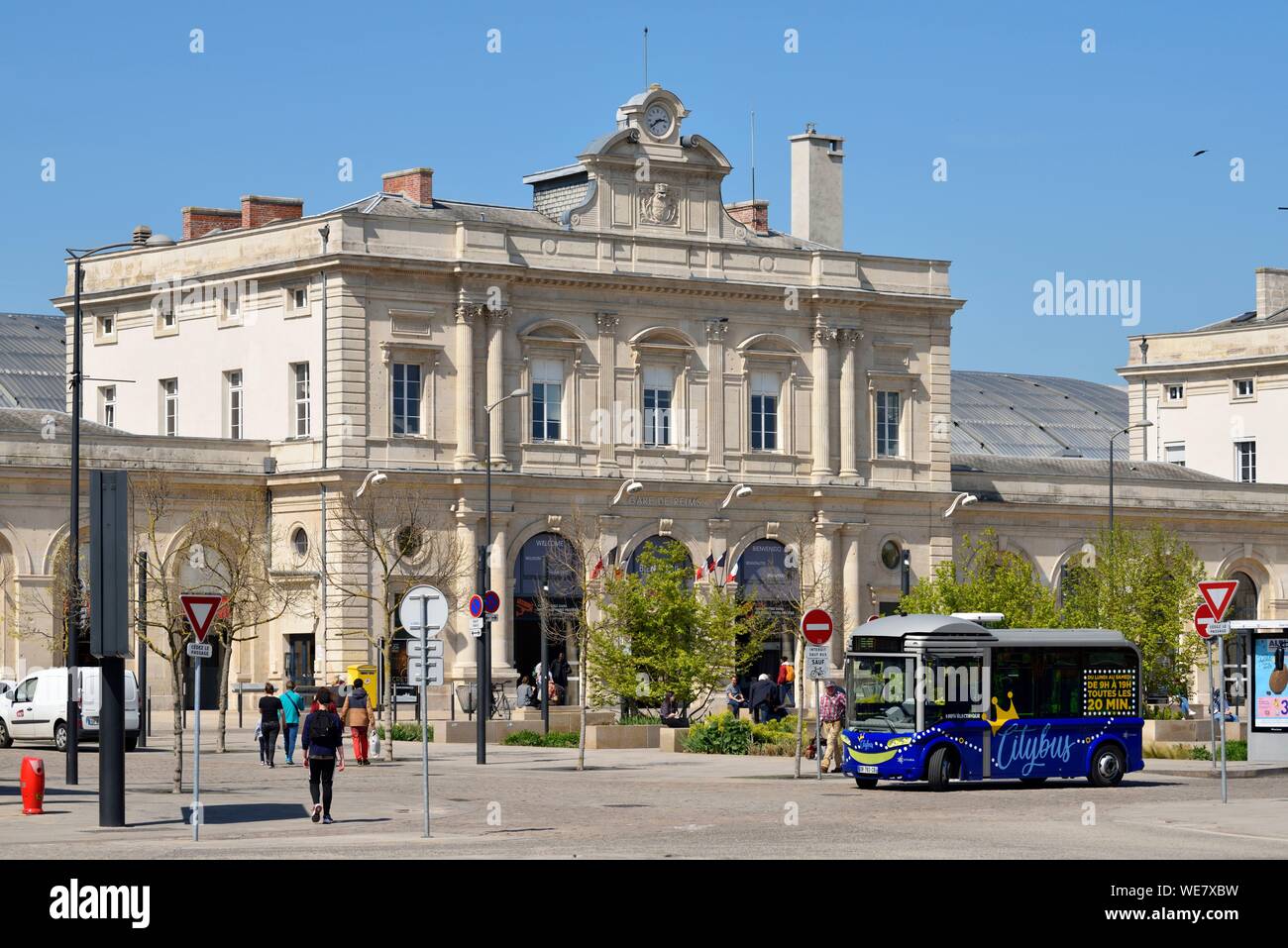 Frankreich, Paris, Reims, Bahnhof, Fassade, blau Shuttle Bus vor der Station geparkt Stockfoto