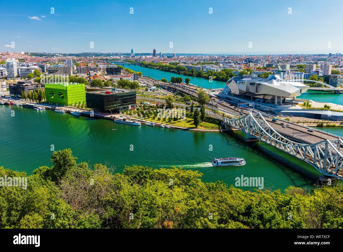 Frankreich, Rhône (69), Lyon, Ortsteil La Confluence im Süden der Halbinsel, Ersten Französischen Viertel zertifiziertes nachhaltiges vom WWF, mit Blick auf die Eisenbahn- und Straßenbrücken Der Mulatiere, das Museum von Confluences, Museum der Wissenschaften und Unternehmen liegt am Zusammenfluss der Rhône und Saône, quai Rambaud entlang der alten Docks mit den grünen Würfel, der incity Turm, der Turm und die Kreide Ycone Stockfoto