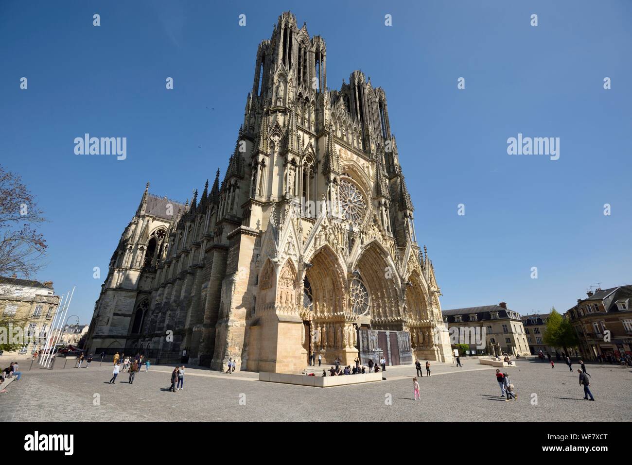 Frankreich, Paris, Reims, Kathedrale Notre Dame, die Kathedrale Notre Dame, die Fassade und der Fussgängerzone Plaza Stockfoto