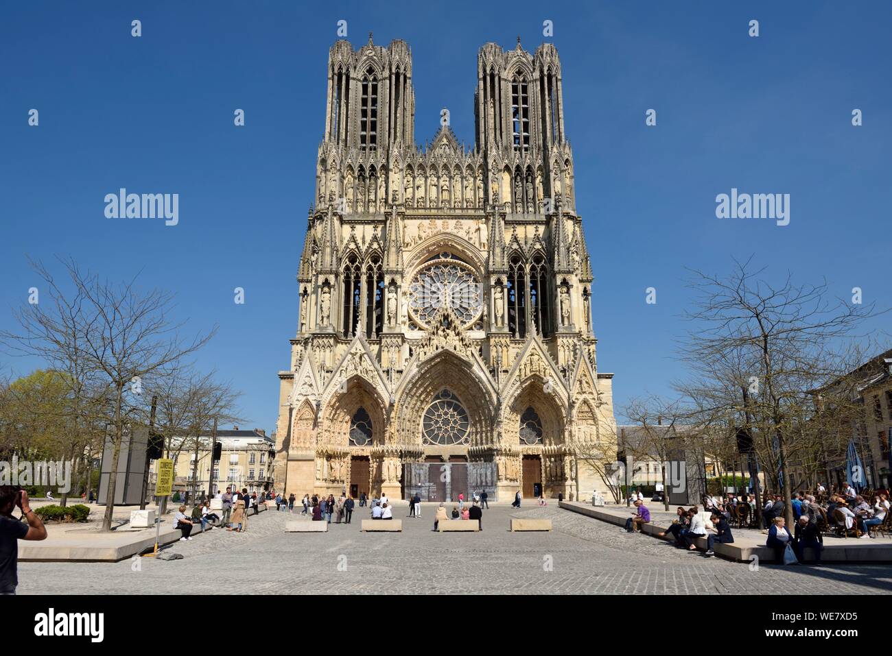 Frankreich, Paris, Reims, Kathedrale Notre Dame, die Kathedrale Notre Dame, die Fassade und der Fussgängerzone Plaza Stockfoto