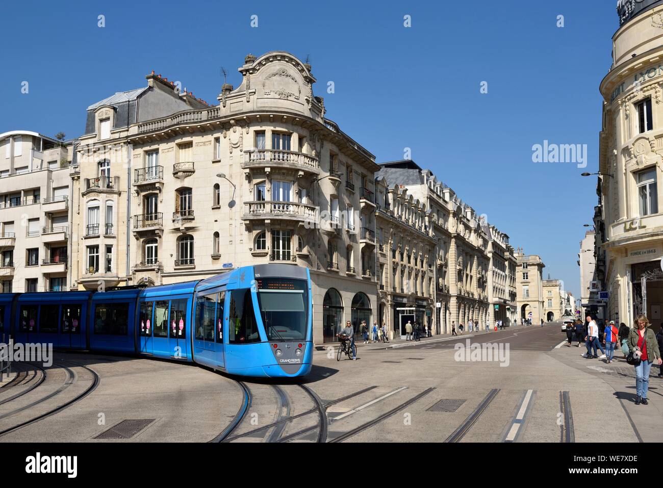 Frankreich, Paris, Reims, Myron Herrick, blaue Straßenbahn an der Kreuzung Stockfoto