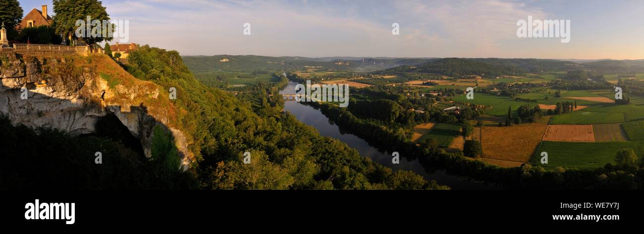 Frankreich, Dordogne, Domme, Panorama über den Fluss Dordogne (Luftbild) Stockfoto