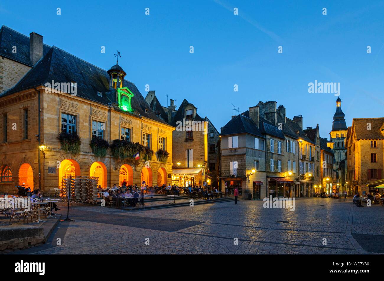 Frankreich, Dordogne, Sarlat La Canéda, Rathausplatz und im Hintergrund die Kathedrale des Hl. Sacerdos, datiert aus dem 16. Jahrhundert Stockfoto