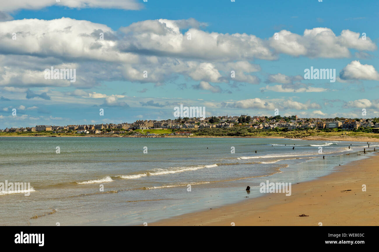 LOSSIEMOUTH Küste von Moray in Schottland DER STADT GESEHEN AUS DEM WESTEN STRAND IM SOMMER Stockfoto