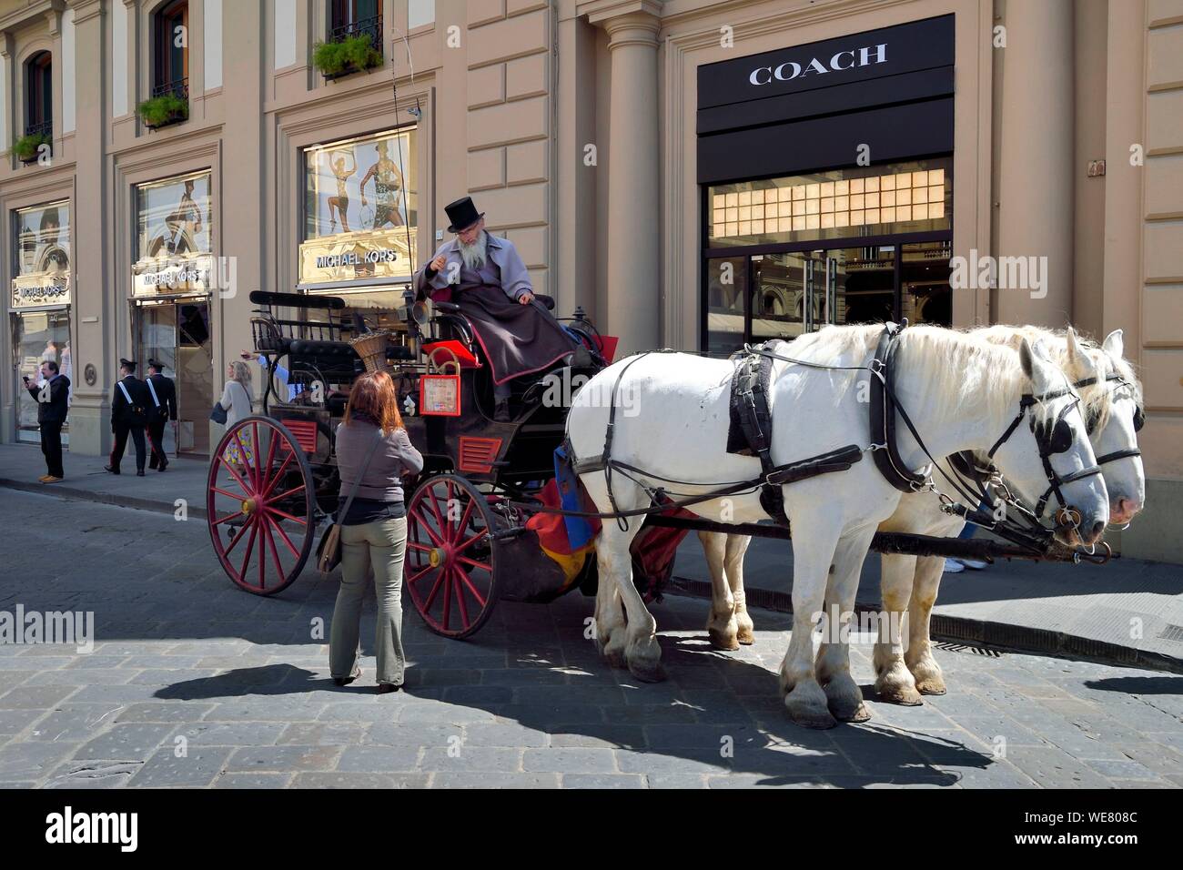 Italien, Toskana, Florenz, ein UNESCO Weltkulturerbe, Pferdekutsche auf der Piazza della Repubblica. Stockfoto