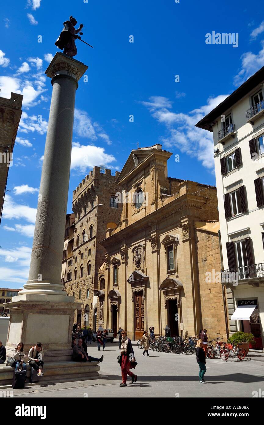 Italien, Toskana, Florenz, ein UNESCO Weltkulturerbe, Piazza Santa Trinita, die Spalte der Gerechtigkeit (Colonna della Giustizia) mit einem porphyry Statue, die Gerechtigkeit an seiner Oberseite, im Hintergrund die Kirche Santa Trinita Stockfoto