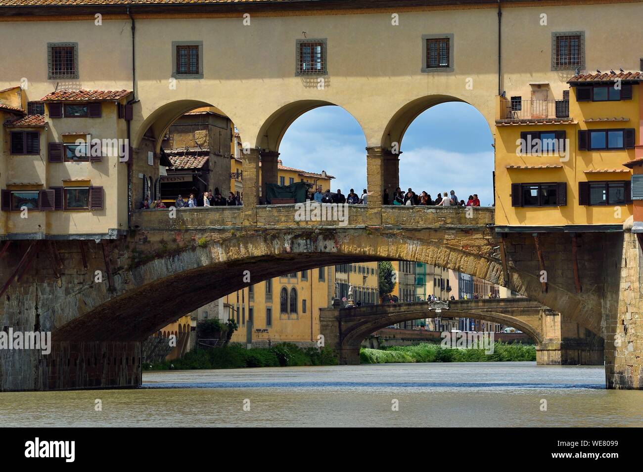 Italien, Toskana, Florenz, ein UNESCO Weltkulturerbe, die Ponte Vecchio über den Arno. Stockfoto