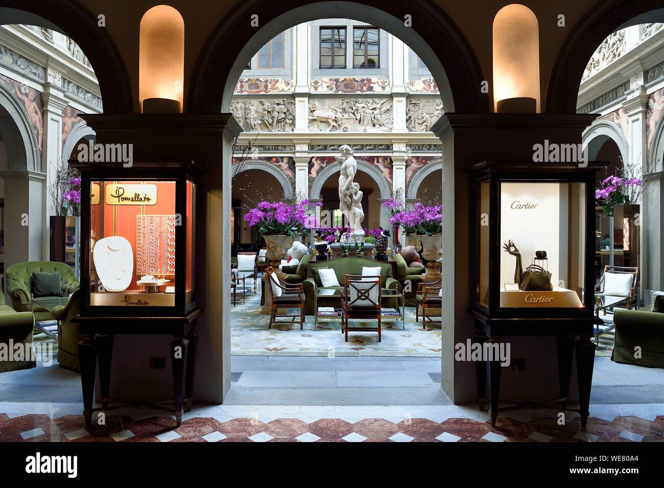 Italien, Toskana, Florenz, ein UNESCO Weltkulturerbe, Palazzo della Gherardesca, 5 Sterne palace Four Seasons Hotel Firenze, Bacchus Statue von Michelangelo Nachbau in der Mitte der Lobby Stockfoto