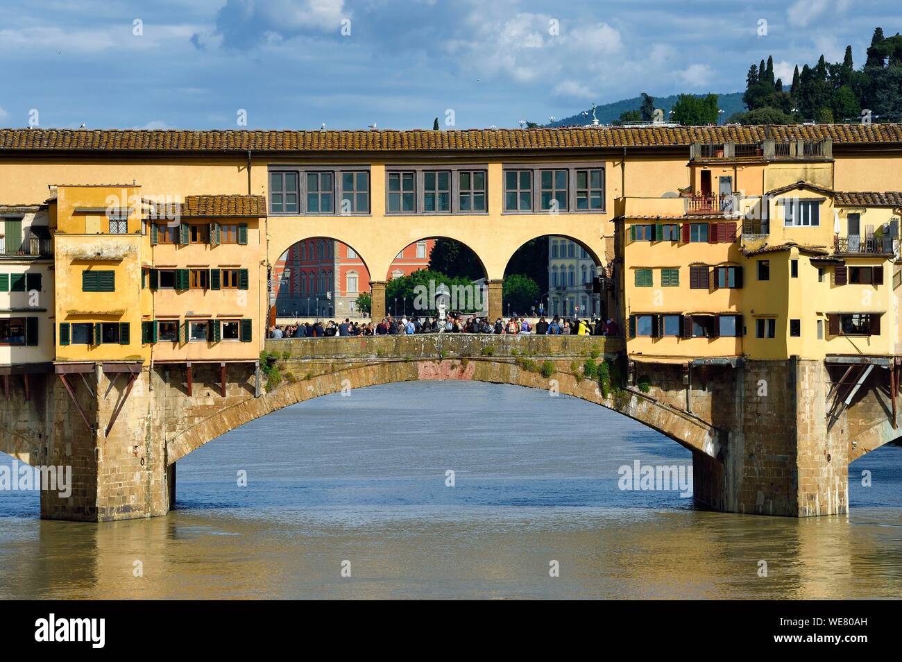 Italien, Toskana, Florenz, ein UNESCO Weltkulturerbe, die Ponte Vecchio über den Arno. Stockfoto