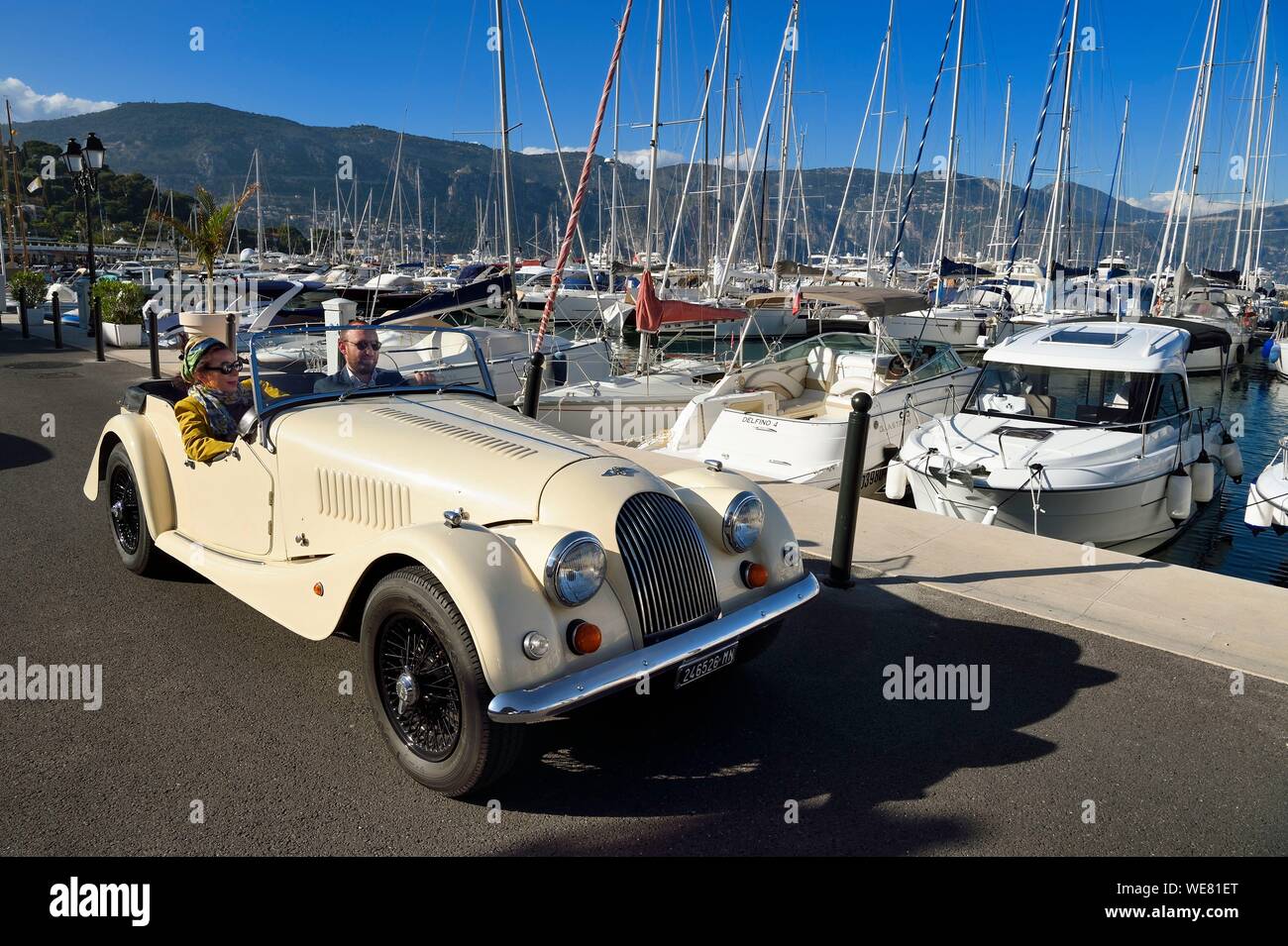 Frankreich, Alpes Maritimes, Saint Jean Cap Ferrat Hafen, entdecken Sie die Küste in einem Morgan Roadster 4/4 Oldtimer Stockfoto