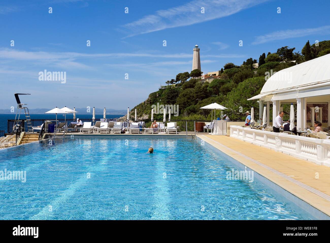 Frankreich, Alpes Maritimes, Saint Jean Cap Ferrat, Grand-Hotel du Cap Ferrat, ein 5-Sterne-Hotel Palace vom Four Seasons Hotel, der schicke Pool Club Dauphin am Pool und mit Blick auf das Meer Stockfoto