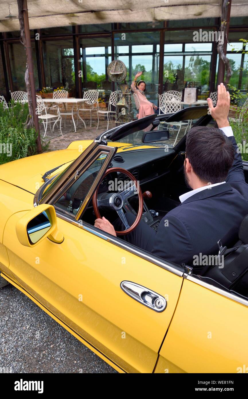 Italien, Emilia Romagna, Polesine Zibello in der Nähe von Parma, Antica Corte Pallavicina Hotel und Restaurant, Alfa Romeo Duetto Spider gelb Cabrio Stockfoto