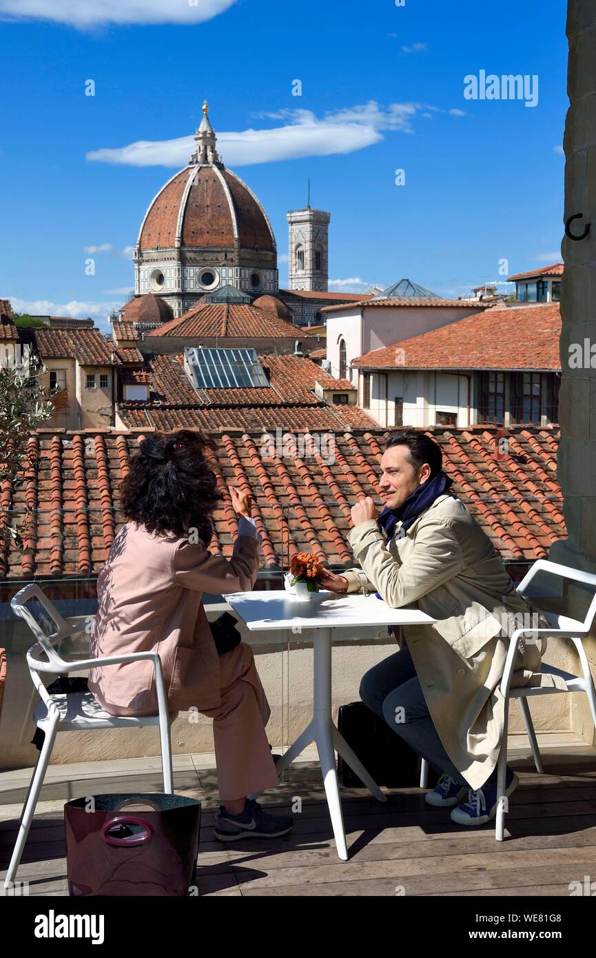 Italien, Toskana, Florenz, ein UNESCO Weltkulturerbe, der Dom Santa Maria del Fiore aus dem Krankenhaus der Unschuldigen Café (Spedale degli Innocenti) Stockfoto