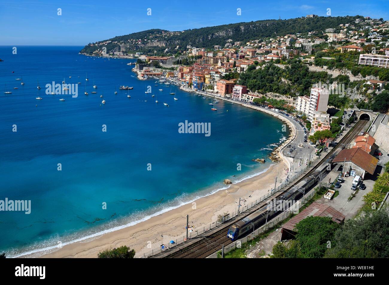 Frankreich, Alpes Maritimes, Villefranche-sur-Mer, der Strand in der Bucht und den Bahnhof Stockfoto