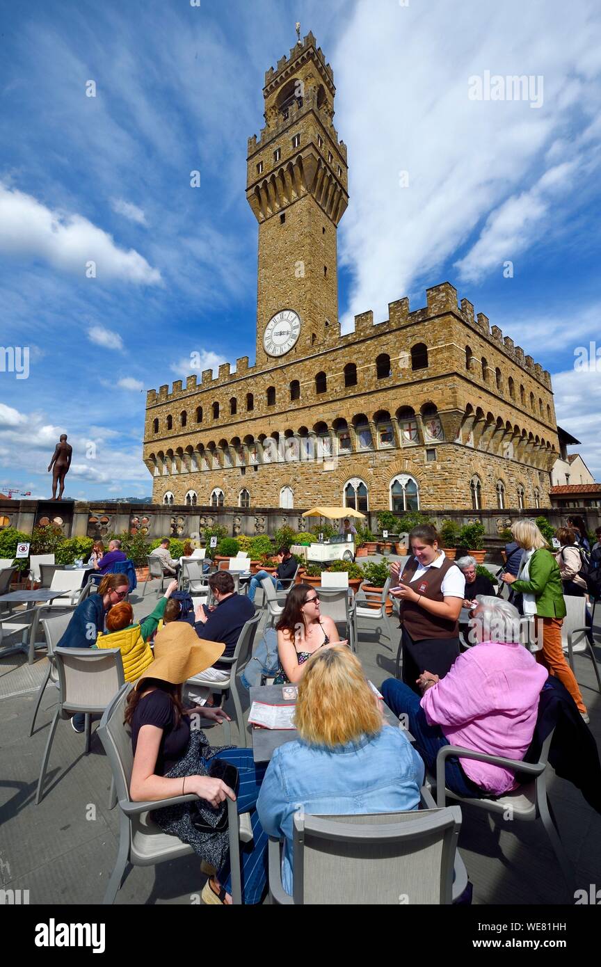 Italien, Toskana, Florenz, ein UNESCO Weltkulturerbe, den Palazzo Vecchio von der Terrasse der Galleria degli Uffizi gesehen Stockfoto