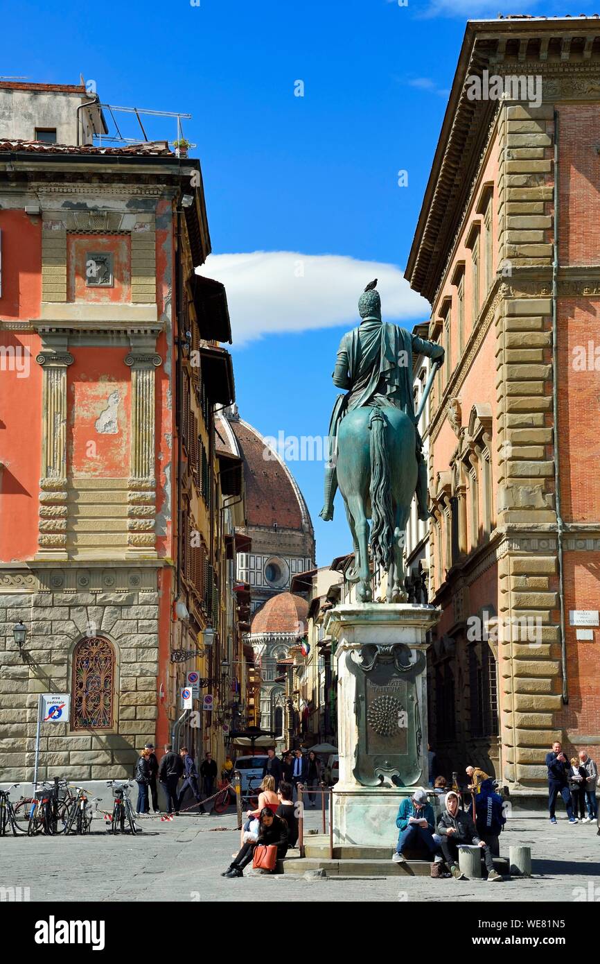 Italien, Toskana, Florenz, ein UNESCO Weltkulturerbe, die Kuppel von Santa Maria del Fiore von der Piazza della Santissima Annunziata gesehen, im Vordergrund die Reiterstatue von Ferdinando I de Medici von Giambologna (Giovanni da Bologna) Stockfoto
