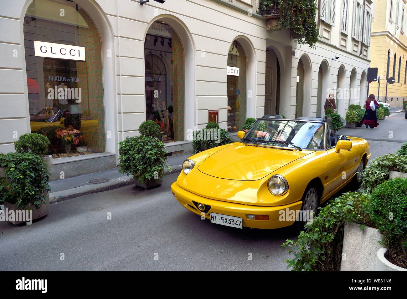 Italien, Lombardei, Mailand, Mode Viereck (Quadrilatero della moda), Alfa Romeo Duetto Spider gelb Cabrio vor der Luxury Boutique Gucci Via Santo Spirito Stockfoto