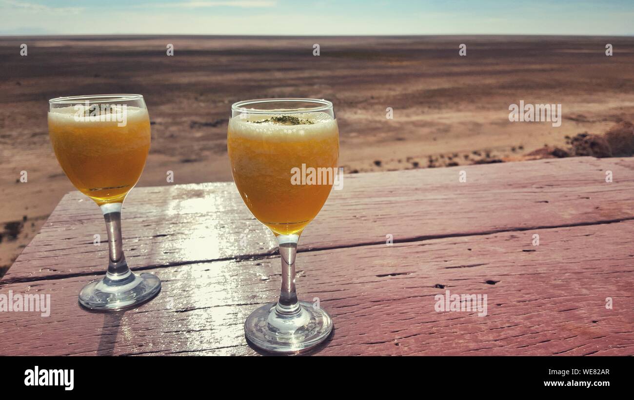 In der Nähe von Getränke am Tisch gegen Landschaft Stockfoto