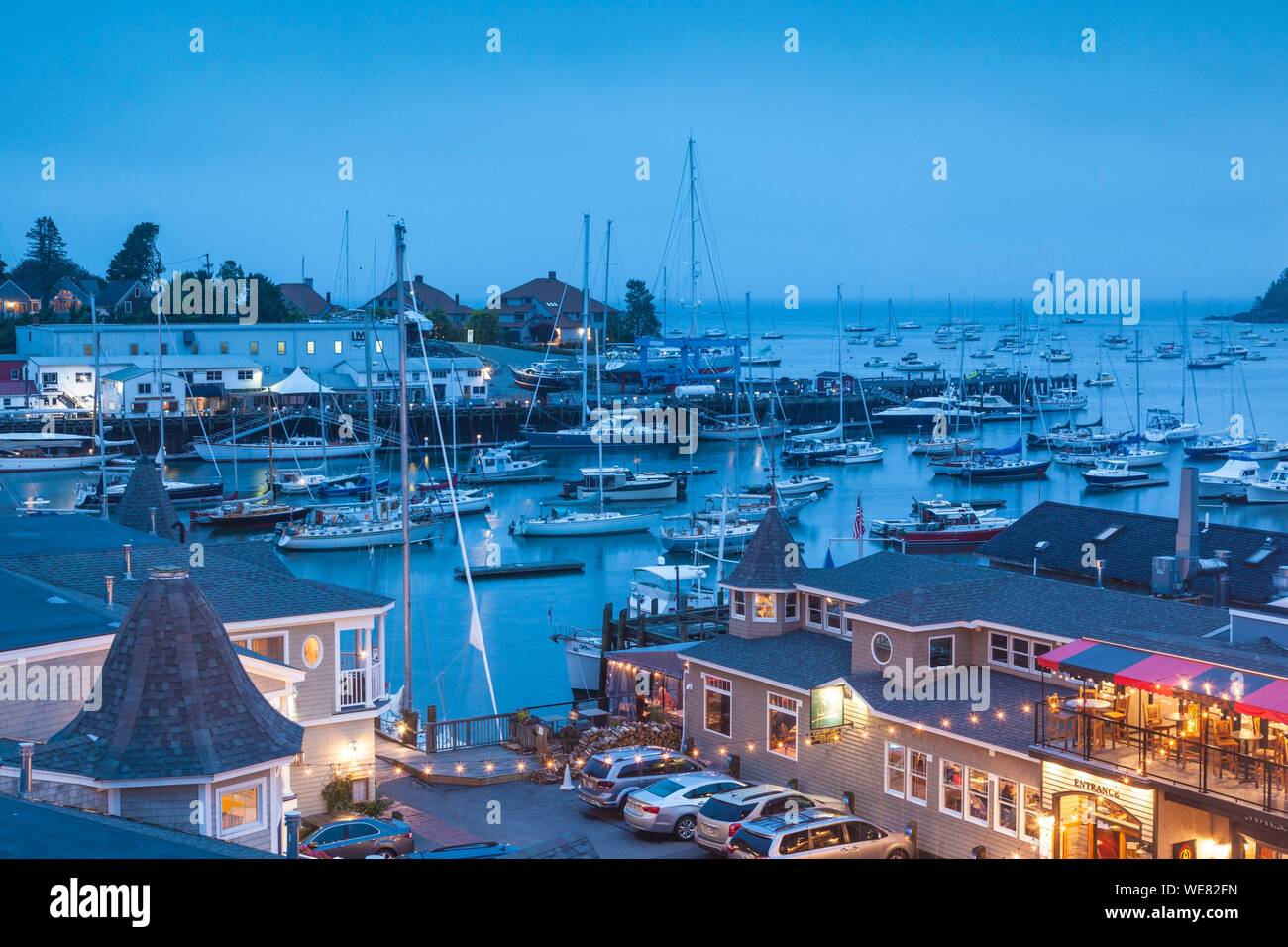 Usa, Maine, Camden, erhöhten Blick auf das Camden Hafen und Harbourside Motel, Dämmerung Stockfoto