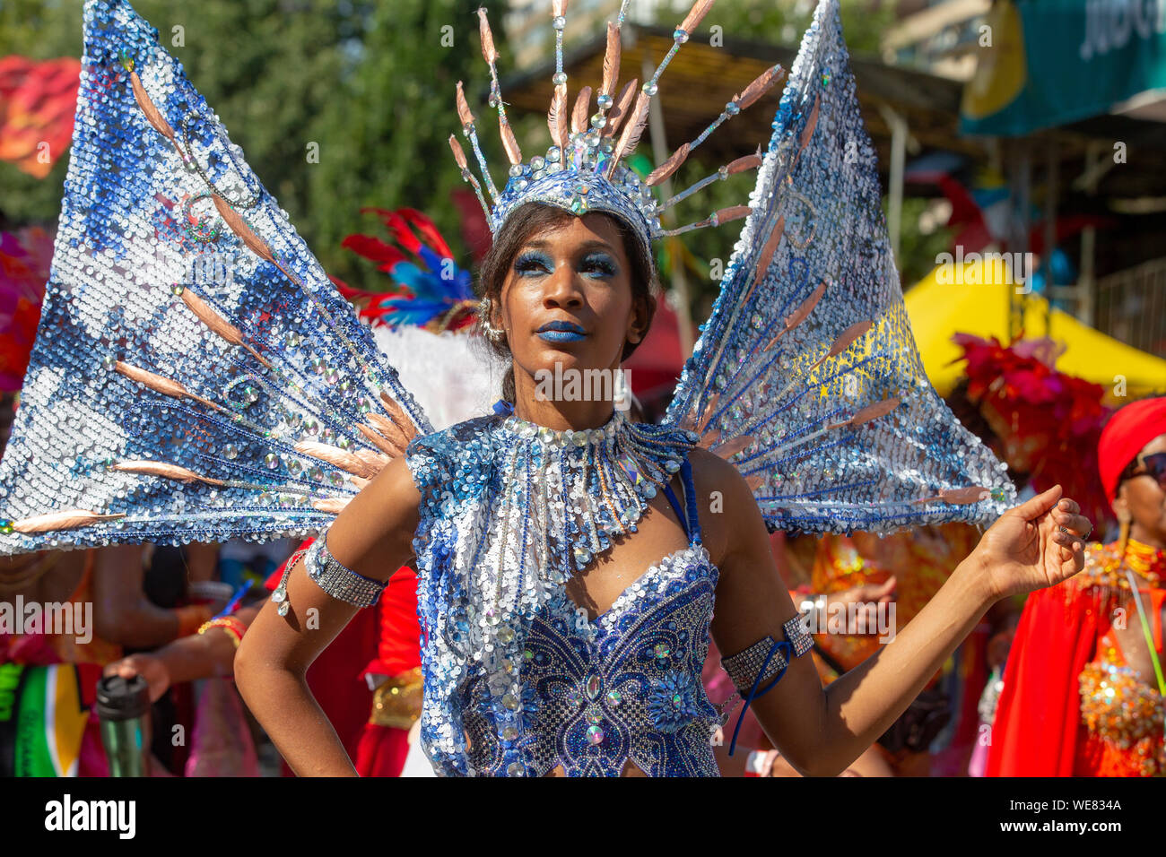 Bunte Kostüme auf der Notting Hill Carnival, feiert der karibischen Kultur. Es zieht sich über 2 Millionen Menschen jährlich. Stockfoto