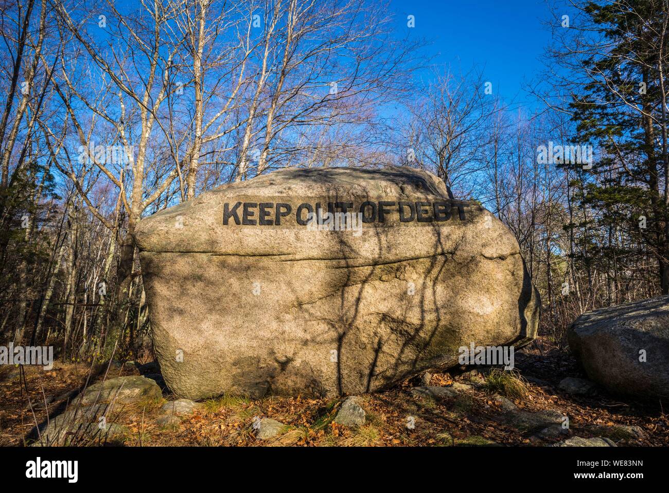 United States, New England, Massachusetts, Cape Ann, Gloucester, Dogtown Felsen, inspirational Saying auf den Felsbrocken in den 1920er geschnitzt s, jetzt in einem pubic City Park, Halten aus der Verschuldung Stockfoto