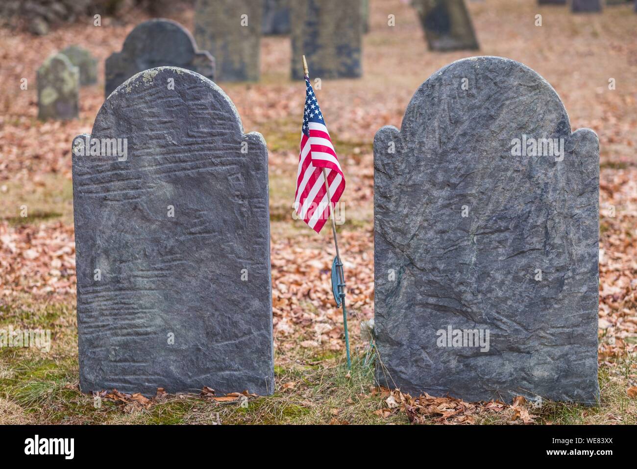 United States, New England, Massachusetts, Rowley, historischen Friedhof Grabsteine mit US Flag Stockfoto