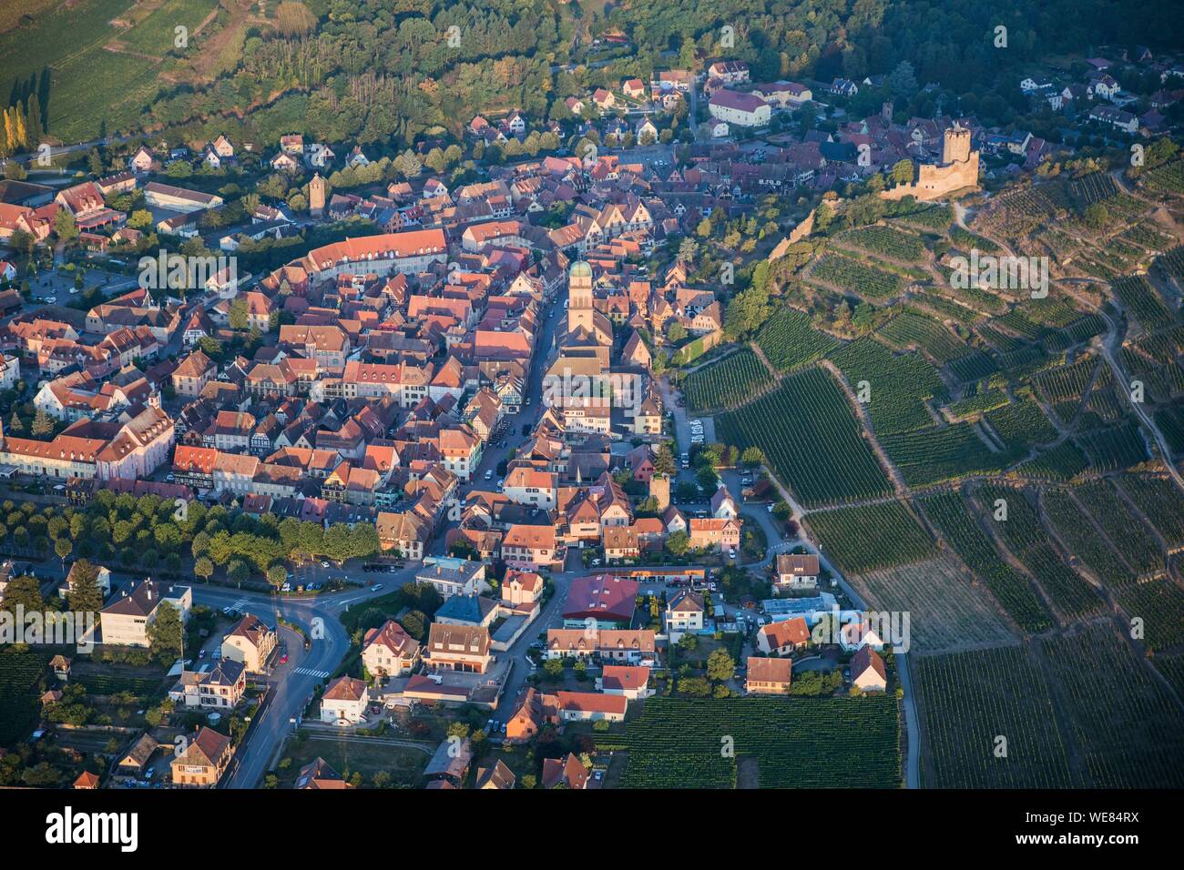 Frankreich, Haut Rhin, Alsace Wein Straße, Kaysersberg (Luftbild) Stockfoto