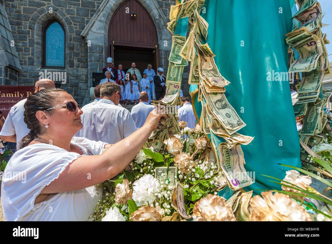 United States, New England, Massachusetts, Cape Ann, Gloucester, Saint Peters Fiesta, traditionelle italienische Angeln Community Festival, Pinning Geld zu den heiligen Statuen Stockfoto
