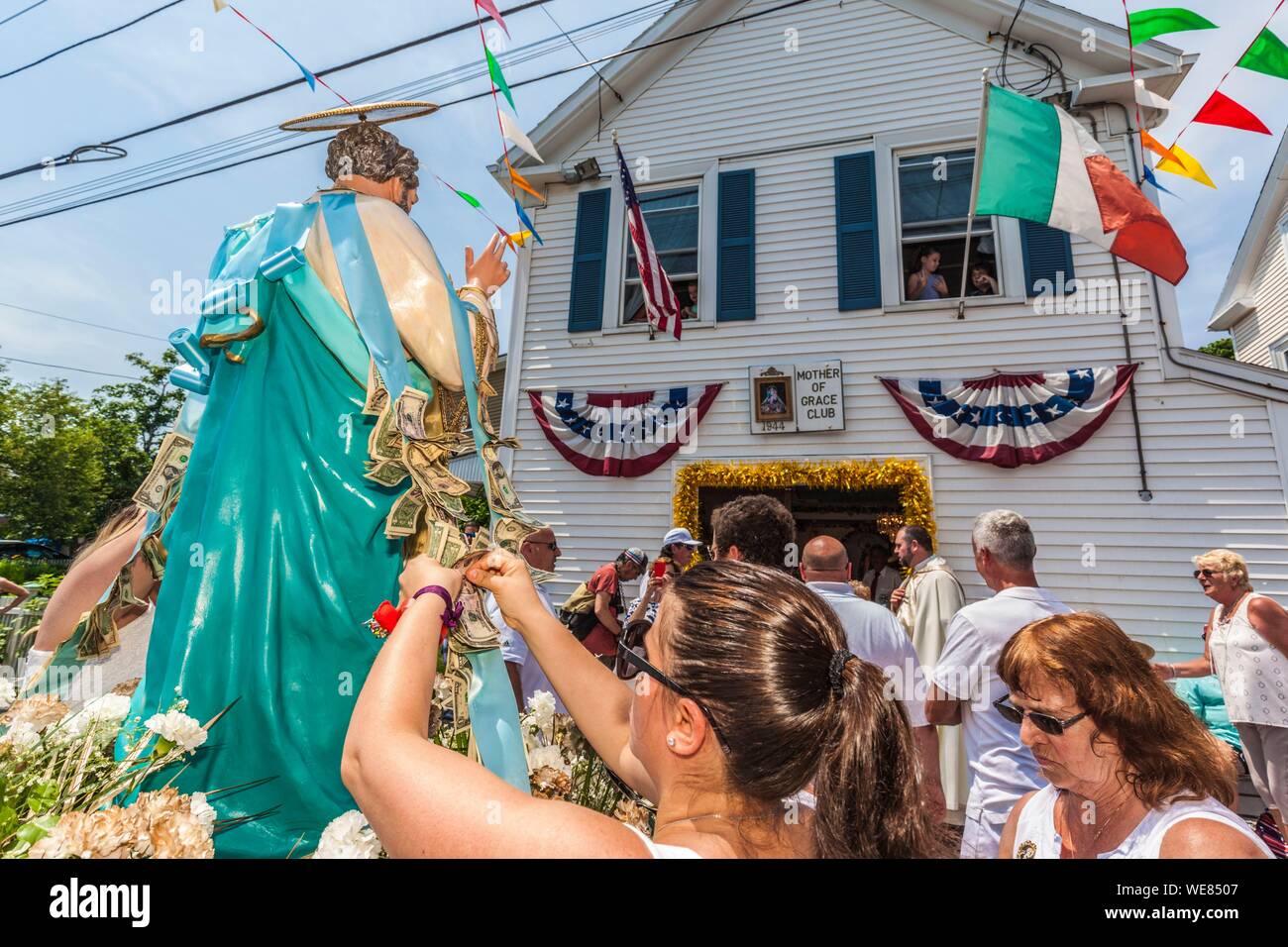 United States, New England, Massachusetts, Cape Ann, Gloucester, Saint Peters Fiesta, traditionelle italienische Angeln Community Festival, Pinning Geld zu den heiligen Statuen Stockfoto