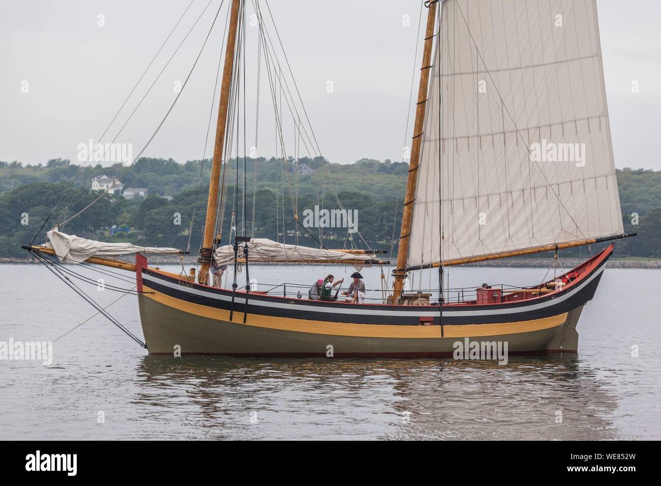 United States, New England, Massachusetts, Cape Ann, Gloucester, Re-enactors der Schlacht von Gloucester, August 8-9, 1775, Schlacht, überzeugt die Amerikaner von der Notwendigkeit der Schaffung eines amerikanischen Marine gegen die Briten zu kämpfen, Amerikanischer Unabhängigkeitskrieg - ära Marineschiffe Stockfoto