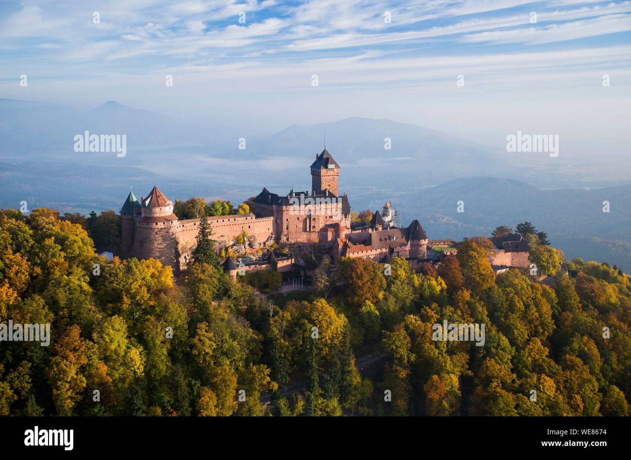 Frankreich, Bas Rhin, Orschwiller, Elsass Wein Straße, Haut Koenigsbourg Schloss (Luftbild) Stockfoto