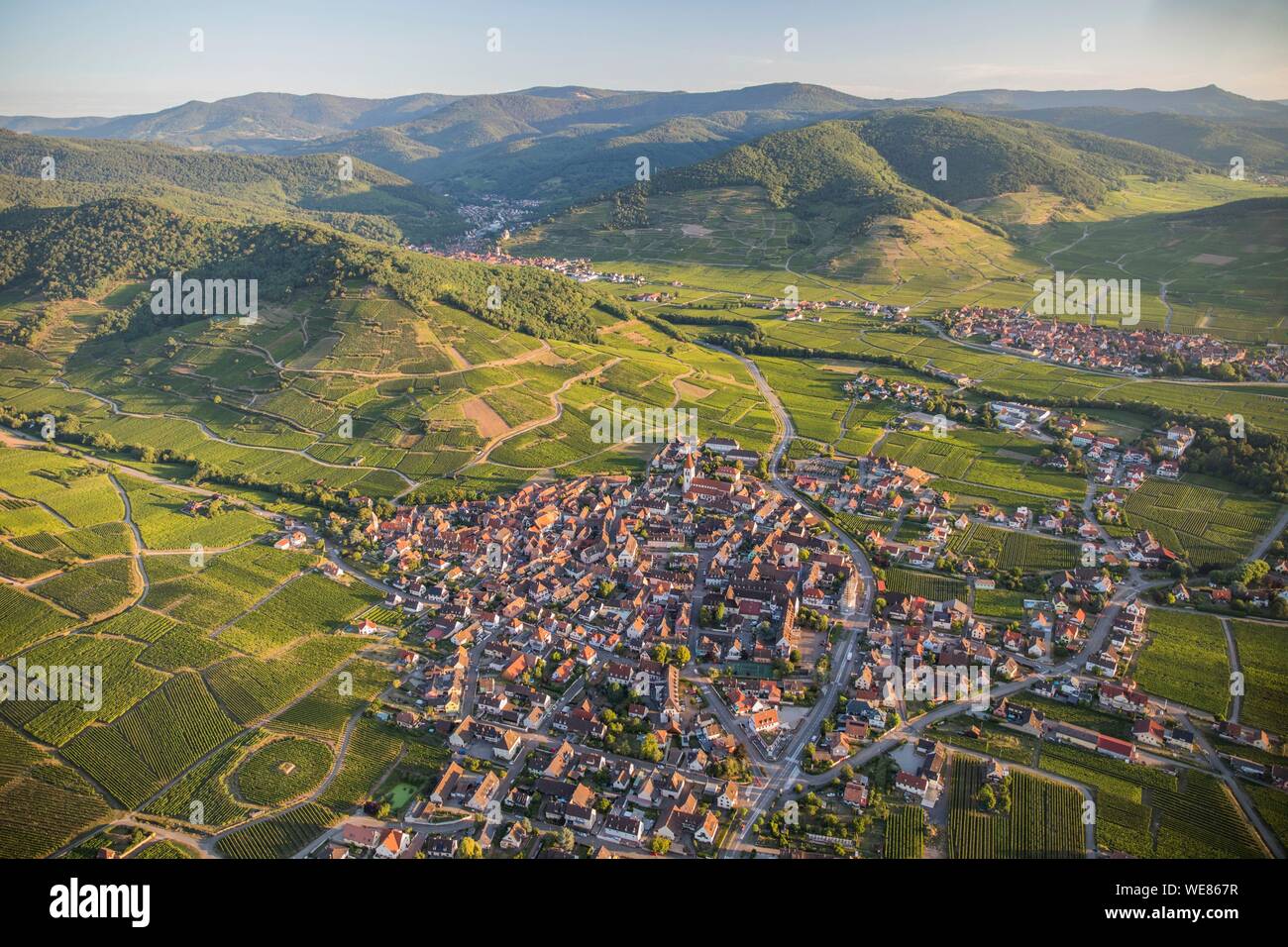 Frankreich, Haut Rhin, Alsace Wein Straße, Ammerschwihr (Luftbild) Stockfoto