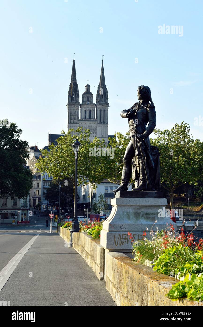 Frankreich, Maine et Loire, Angers, Beaurepaire Statue auf Verdun Brücke über den Fluss Maine und Saint Maurice Kathedrale Stockfoto