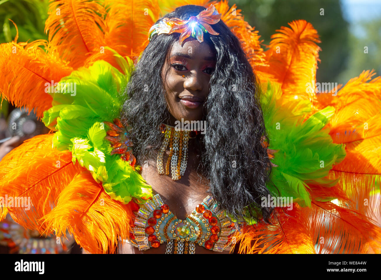 Bunte Kostüme auf der Notting Hill Carnival, feiert der karibischen Kultur. Es zieht sich über 2 Millionen Menschen jährlich. Stockfoto
