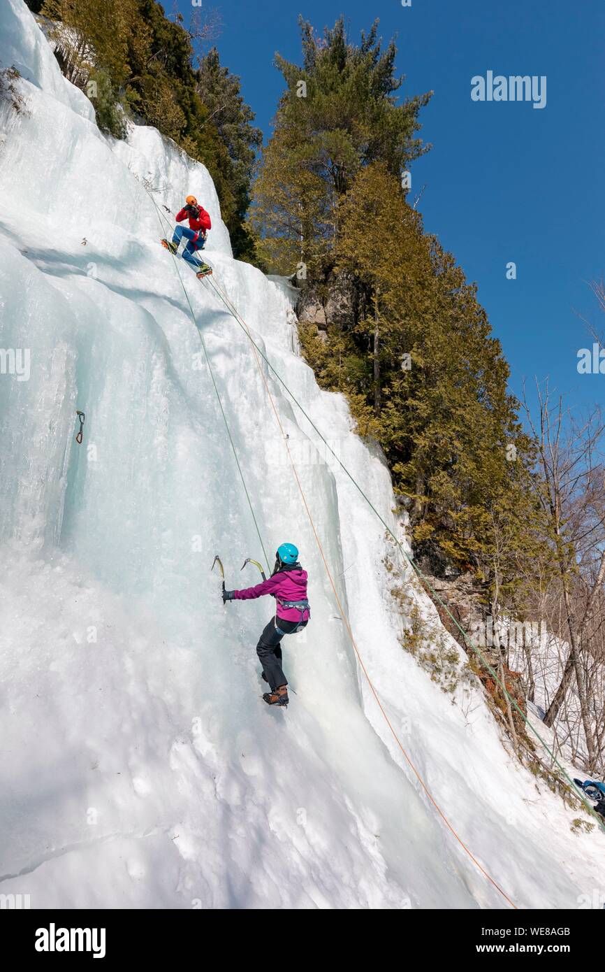 Kanada, Quebec Provinz, Mauricie region, Shawinigan und Umgebung, La Mauricie Nationalpark, Eis Klettern an gefrorenen Fels. Stockfoto