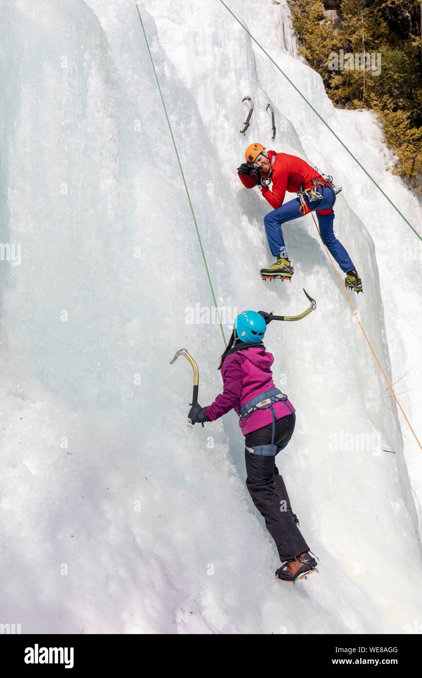 Kanada, Quebec Provinz, Mauricie region, Shawinigan und Umgebung, La Mauricie Nationalpark, Eis Klettern an gefrorenen Fels. Stockfoto