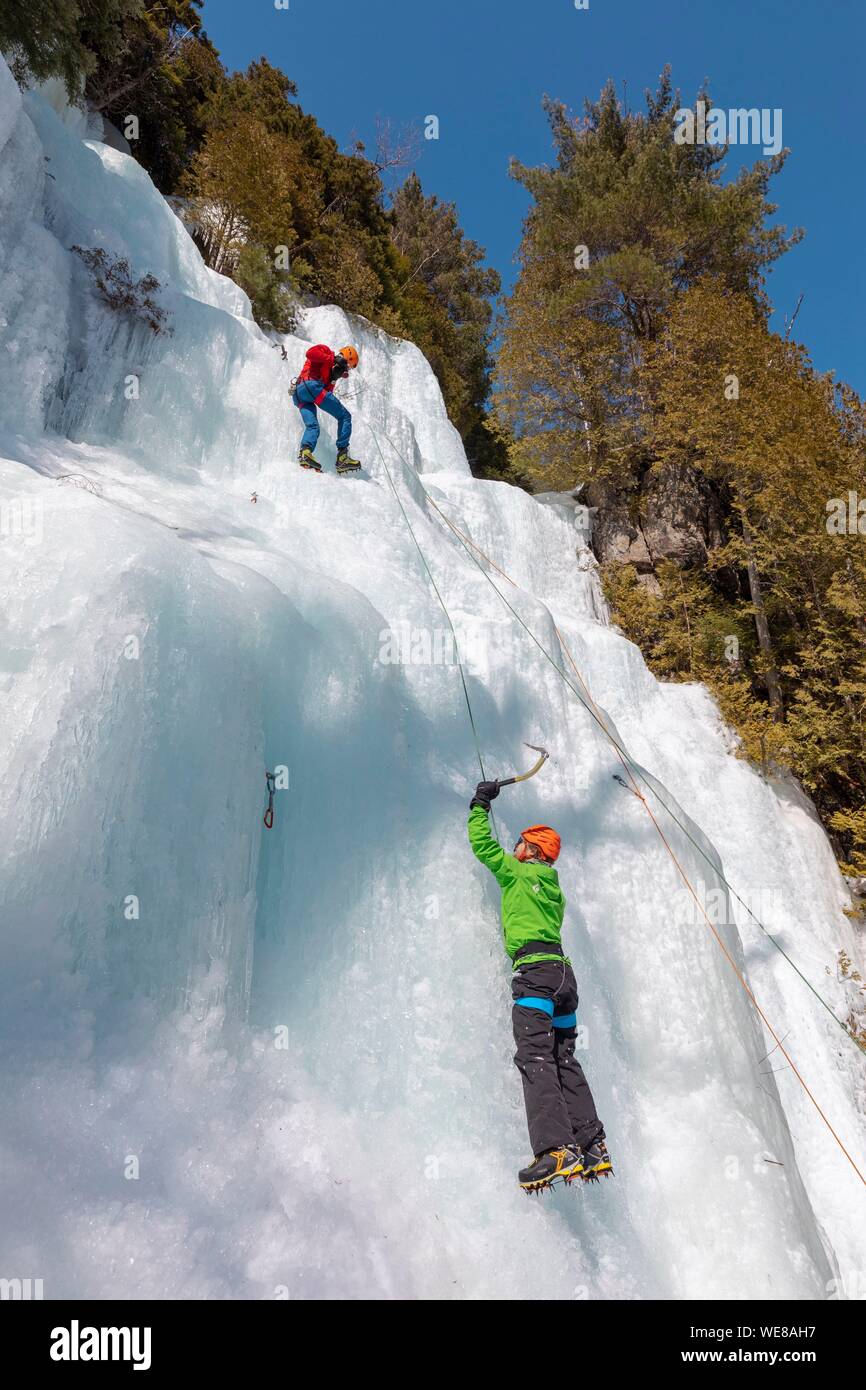 Kanada, Quebec Provinz, Mauricie region, Shawinigan und Umgebung, La Mauricie Nationalpark, Eis Klettern an gefrorenen Fels. Stockfoto