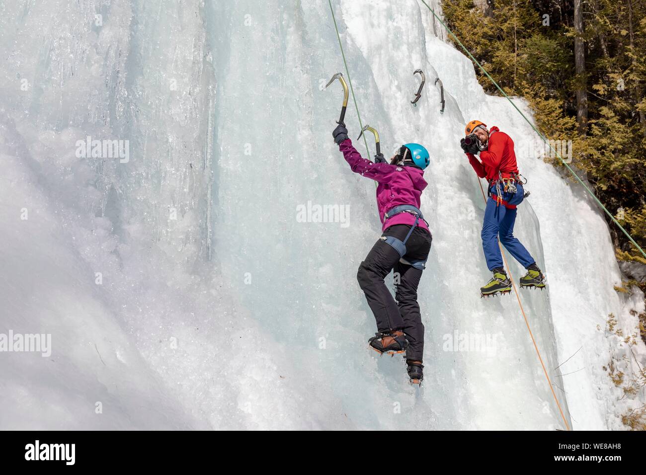 Kanada, Quebec Provinz, Mauricie region, Shawinigan und Umgebung, La Mauricie Nationalpark, Eis Klettern an gefrorenen Fels. Stockfoto