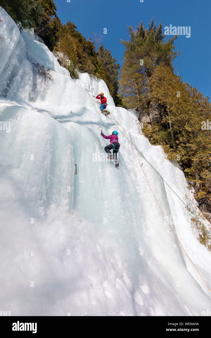 Kanada, Quebec Provinz, Mauricie region, Shawinigan und Umgebung, La Mauricie Nationalpark, Eis Klettern an gefrorenen Fels. Stockfoto