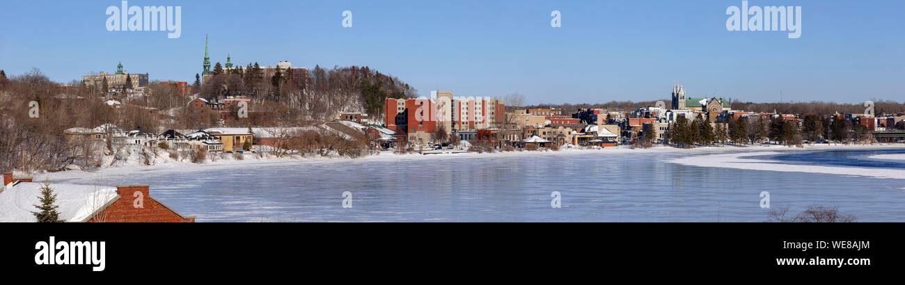 Kanada, Quebec Provinz, Mauricie region, Shawinigan und Umgebung, allgemeine Ansicht der Stadt an den Ufern des gefrorenen St. Maurice Fluss Stockfoto