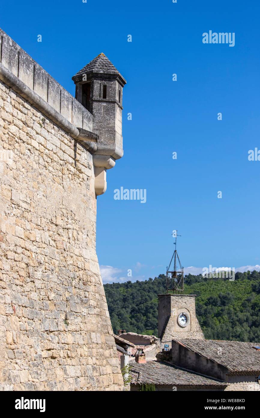 Frankreich, Vaucluse, Regionalen Naturpark Luberon, Ansouis, beschriftet mit den schönsten Dörfern von Frankreich, warte und Befestigungsanlage der Burg des 17. Jahrhunderts, im Hintergrund der Glockenturm mit einer schmiedeeisernen Campanile gekrönt Stockfoto