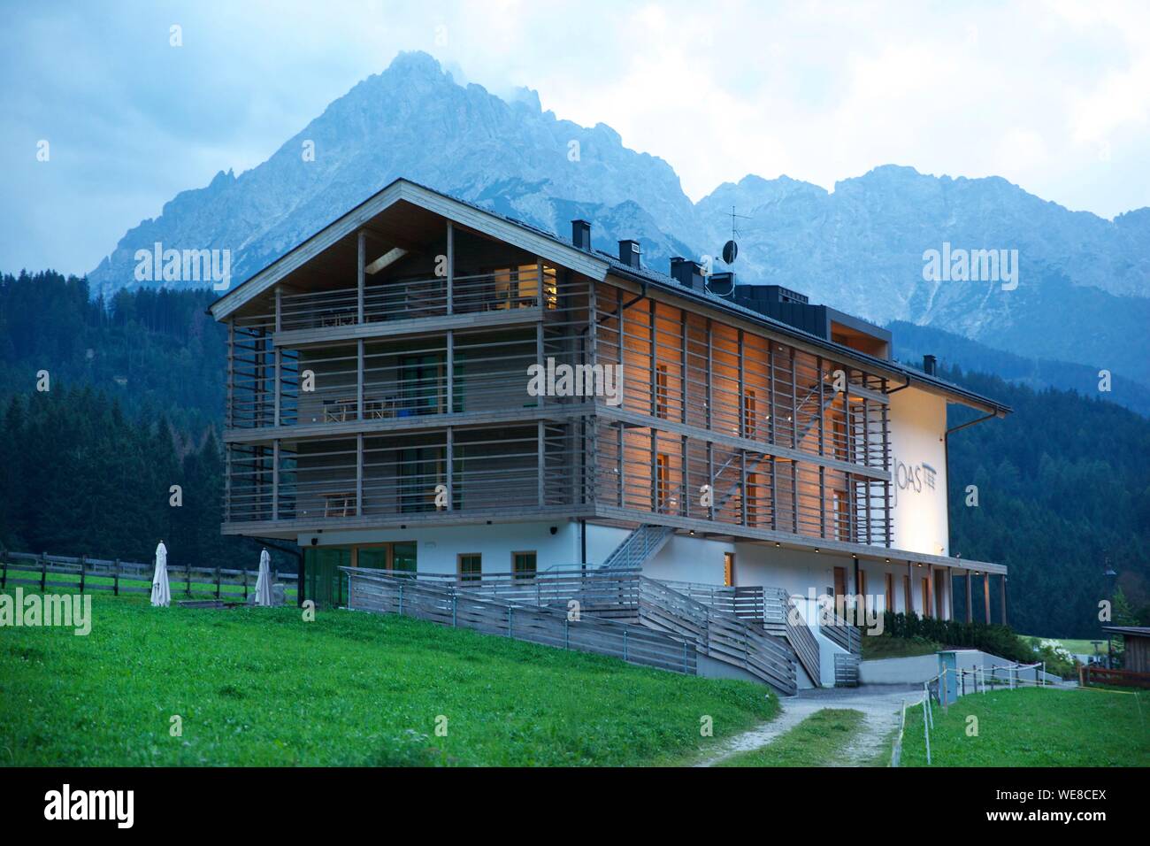 Italien, Autonome Provinz Bozen, Innichen, joas Hotel auf Wiesen am Fuße der Dolomiten gestellt Stockfoto