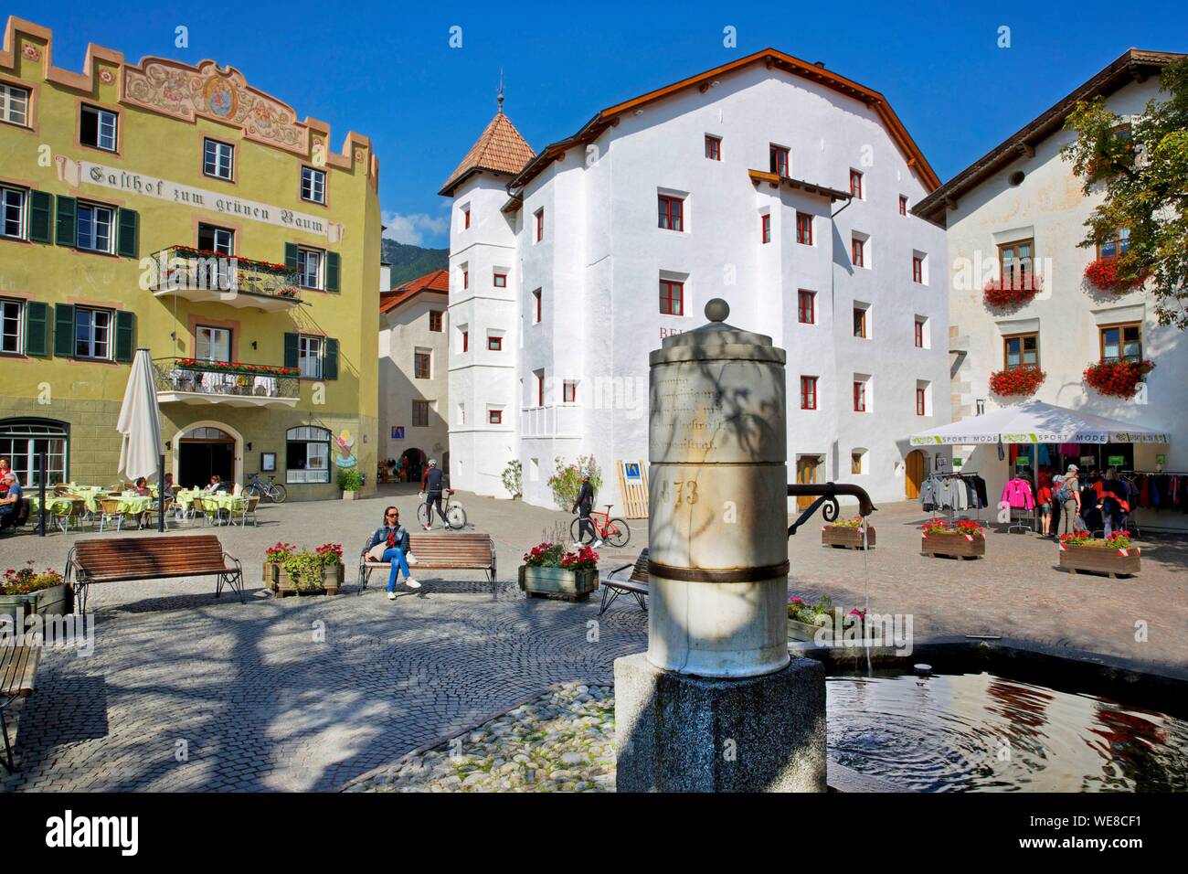 Italien, Autonome Provinz Bozen, Brunnen auf einem Platz, der von mittelalterlichen Häuser in einem der schönsten Dörfer in Italien umgeben Stockfoto