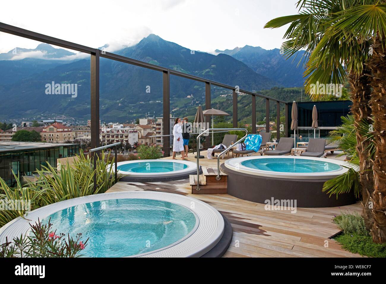 Italien, Autonome Provinz Bozen, Meran, Whirlpool auf der Dachterrasse des Hotel Meran Meran mit Blick auf die Stadt Meran und die umliegenden Berge. Stockfoto