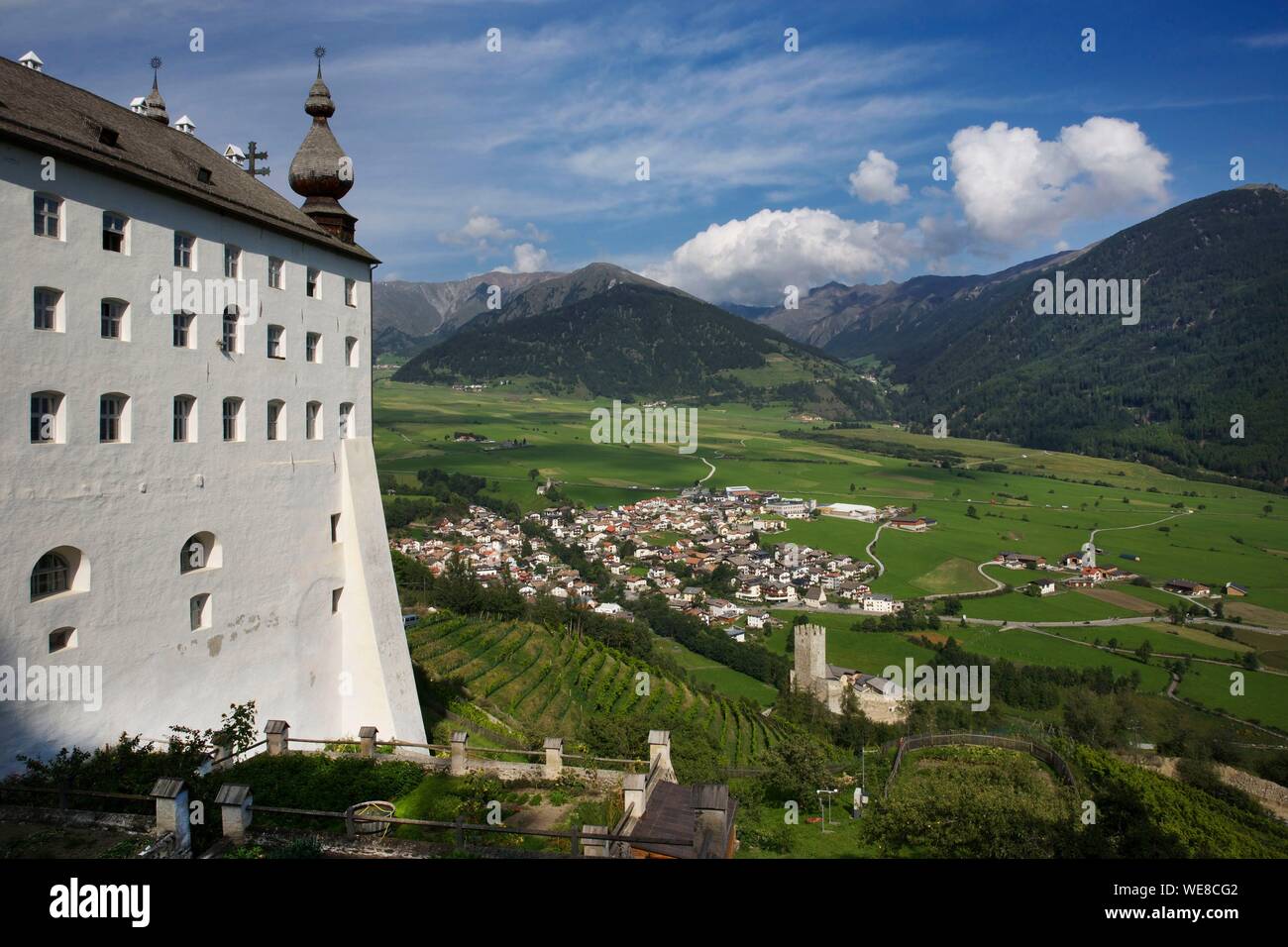 Italien, Autonome Provinz Bozen, Val Venosta, Abtei Marienberg thront auf der Seite eines Berges, mit Blick auf ein grünes Tal und das Dorf Burgeis Stockfoto