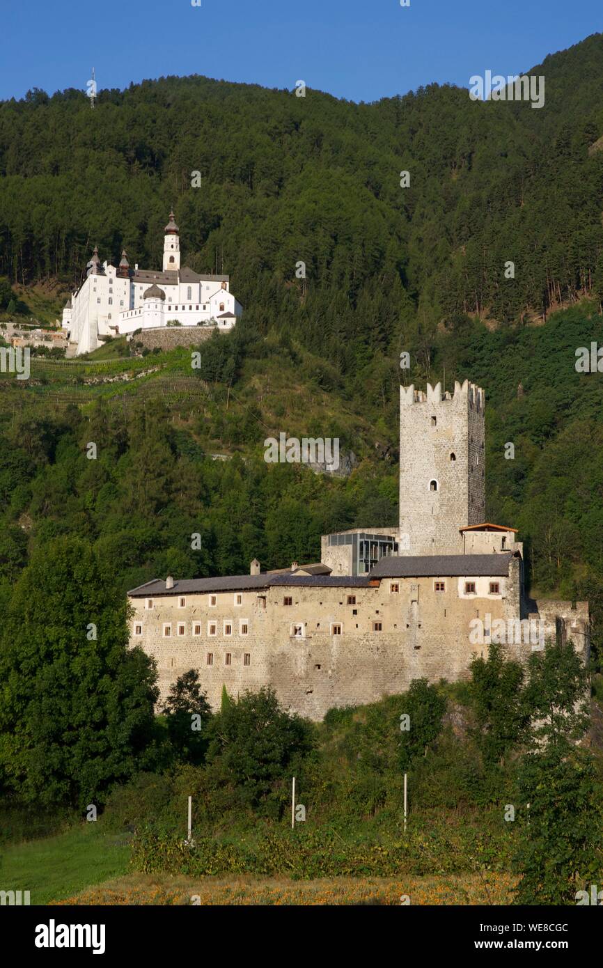 Italien, Autonome Provinz Bozen, Val Venosta, Abtei Marienberg thront auf der Seite von einem grünen Berg oberhalb der Burg Furstenburg Stockfoto